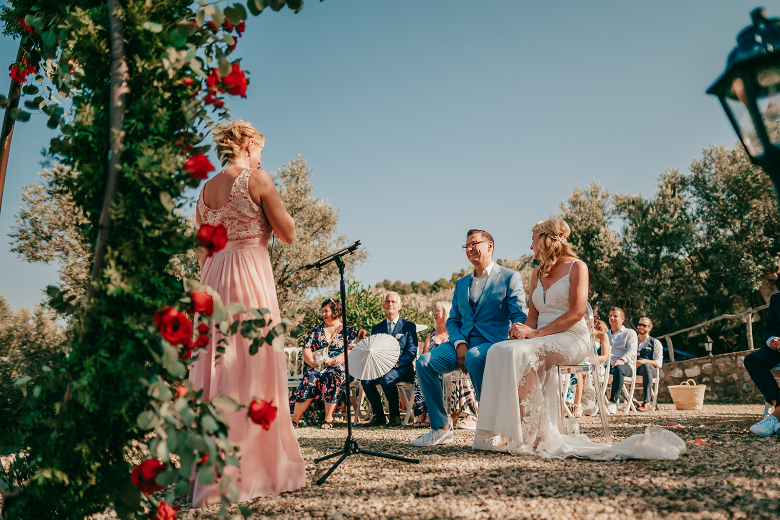 Traurednerin Sandra während der Trauzeremonie