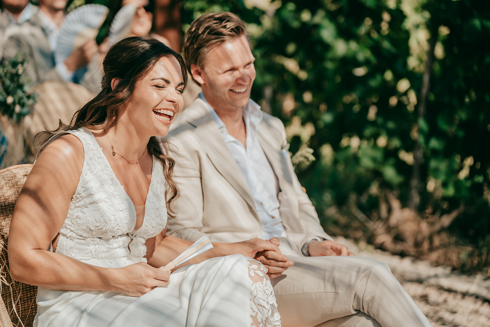 Lara und Kai Lara und Kai lachen während der freien Trauung