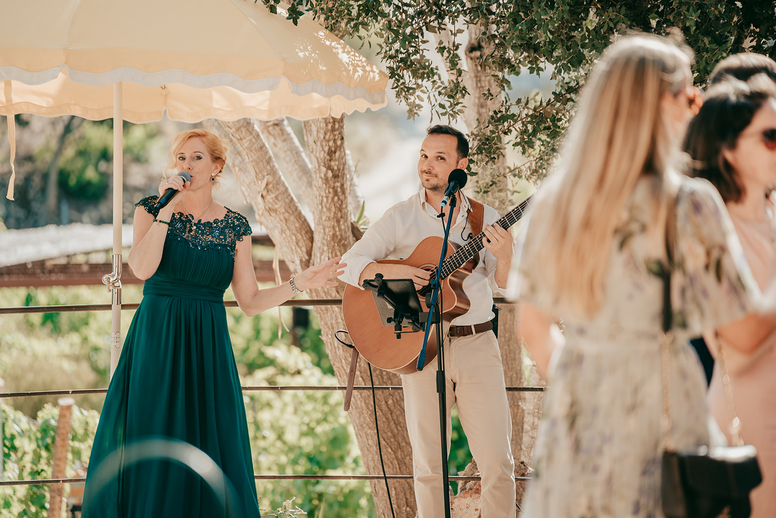 Lara und Kai Sandra und Hernán begleiten den Sektempfang musikalisch
