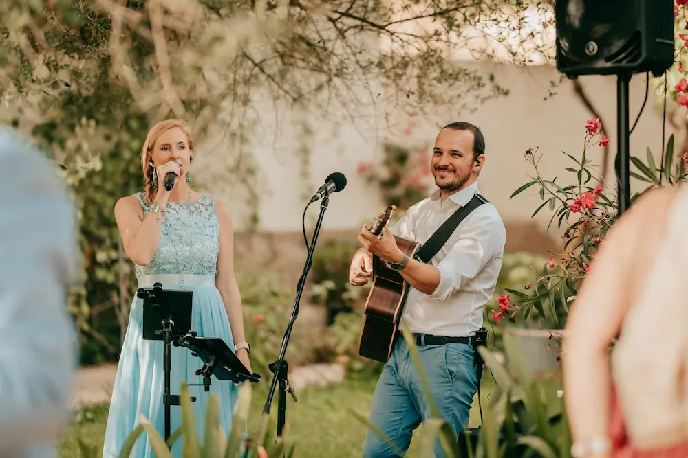 Sandra & Hernán beim Sektempfang auf Alaiar