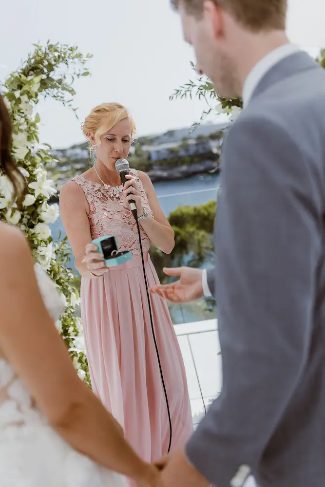 Sandra präsentiert die Ringe Sandra präsentiert die Ringe