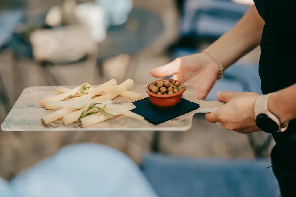 Tapas, Käse und Oliven auf Alaiar