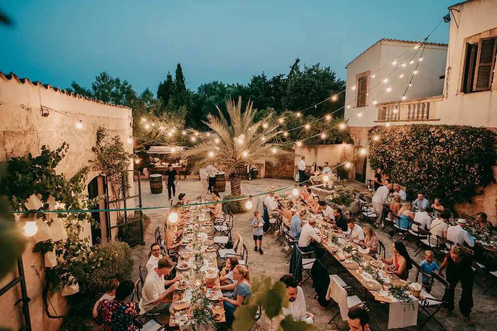 Lichterketten und Abendatmosphäre auf Alaiar
