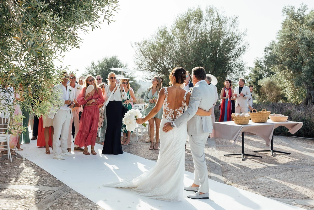 106- Ana Adriana Photography June 14 2025 Sneak Peek_websize Gäste ziehen nach dem Paar aus