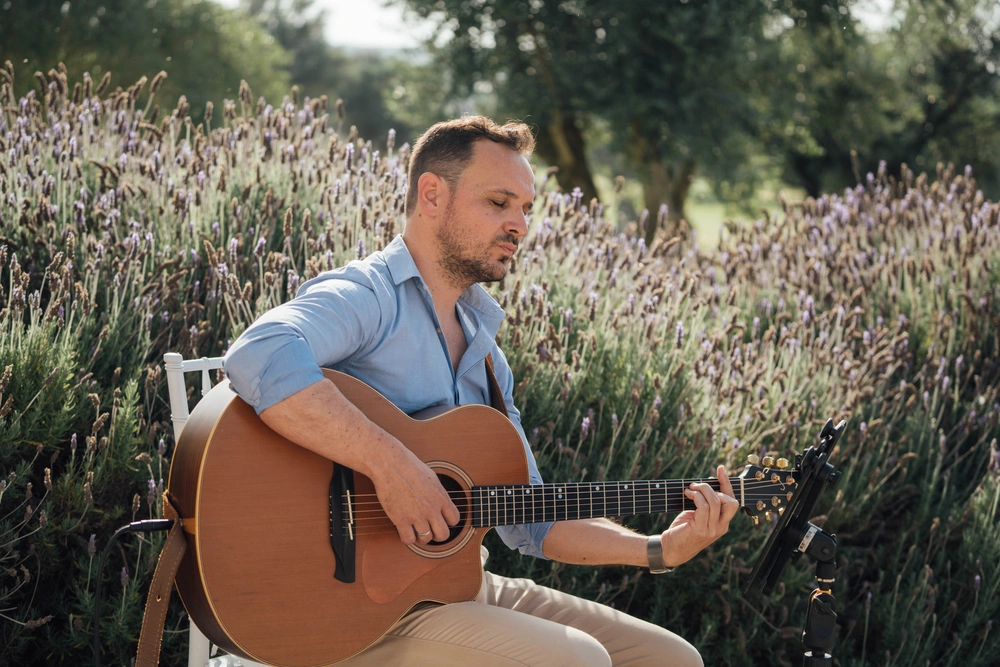 49- Ana Adriana Photography June 14 2025 Sneak Peek Hernán an der Gitarre