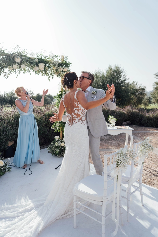 98- Ana Adriana Photography June 14 2025 Sneak Peek Braut und Bräutigam tanzen zu Sandras Musik