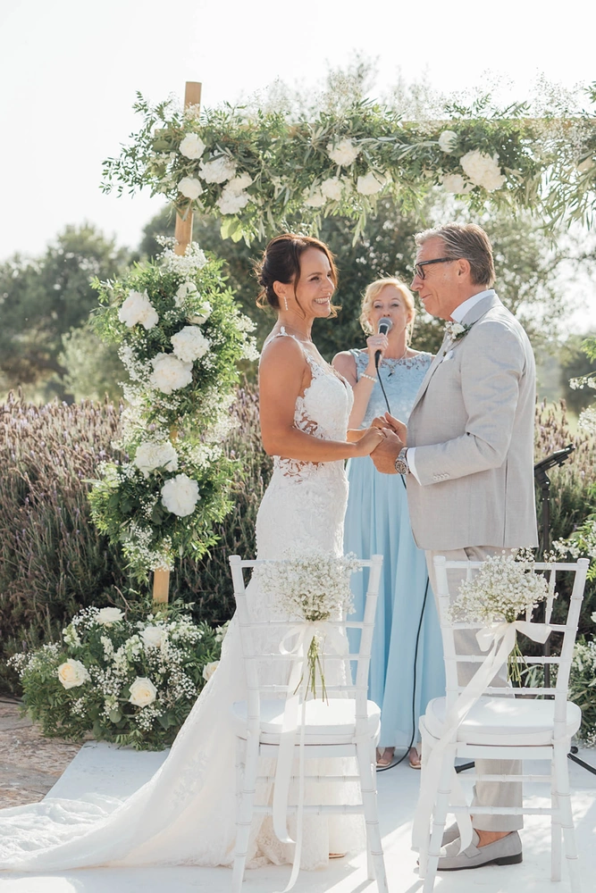 A7406371_websize Hand in Hand Silvia und Peter in der Zeremonie