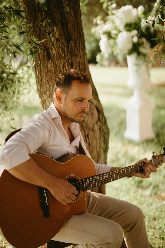 Hernán an der Gitarre