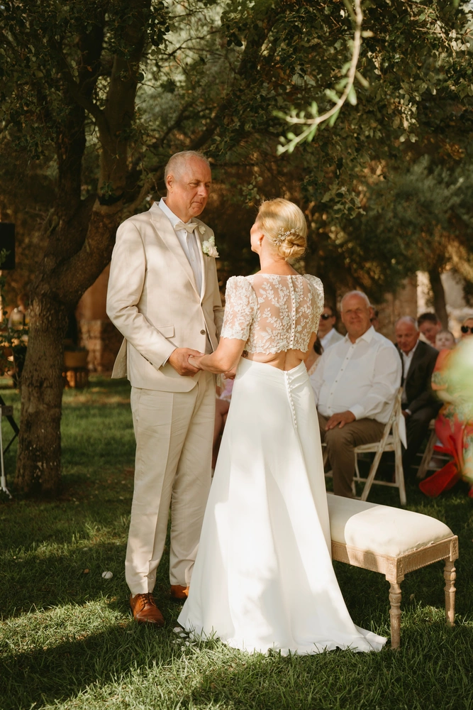 Andreas und Renate stehen Hand in Hand