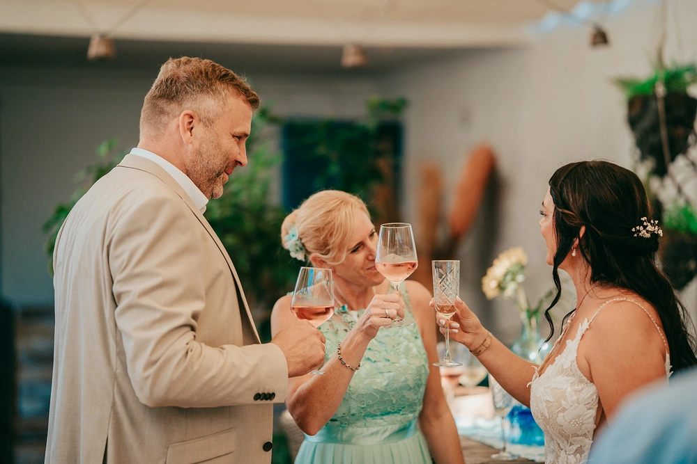 Traurednerin Sandra stößt mit dem Brautpaar an