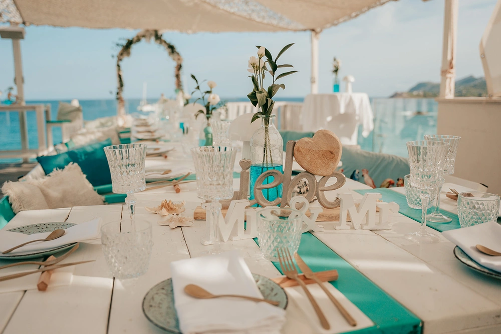 Zum Abend eingedeckte Tafel in der Träumeria