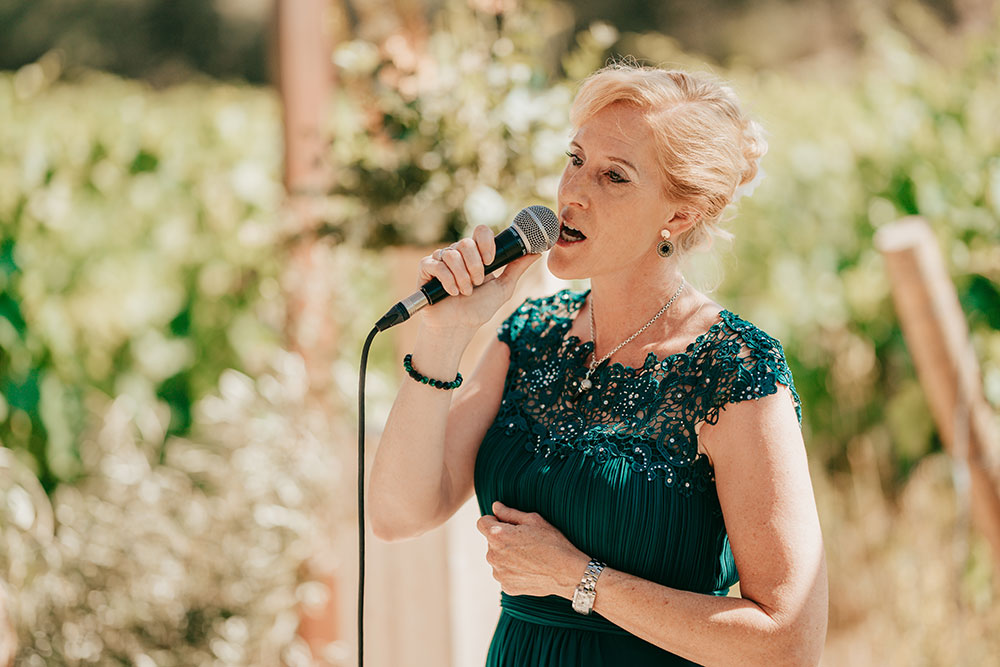 Traurednerin Sandra singt zum Sektempfang