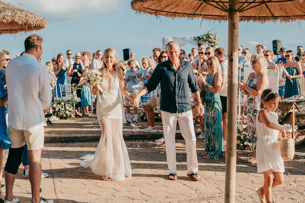 Fröhlicher Auszug zur Trauung am Meer
