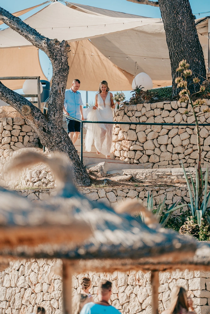 Sara wird von ihrem Vater gebracht