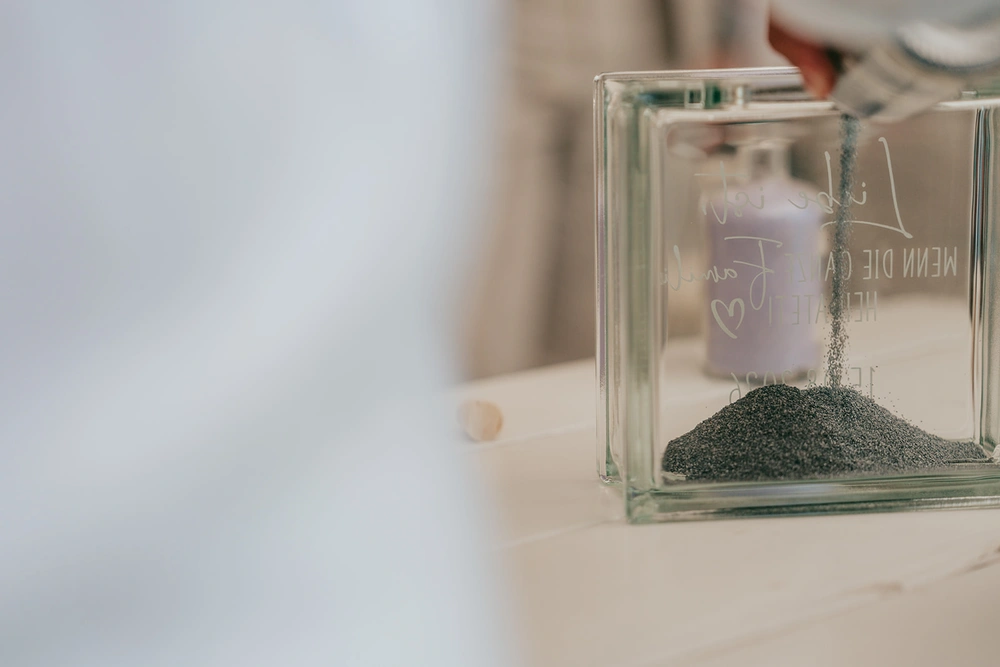 Der erste Sand rieselt ein beim Sandritual