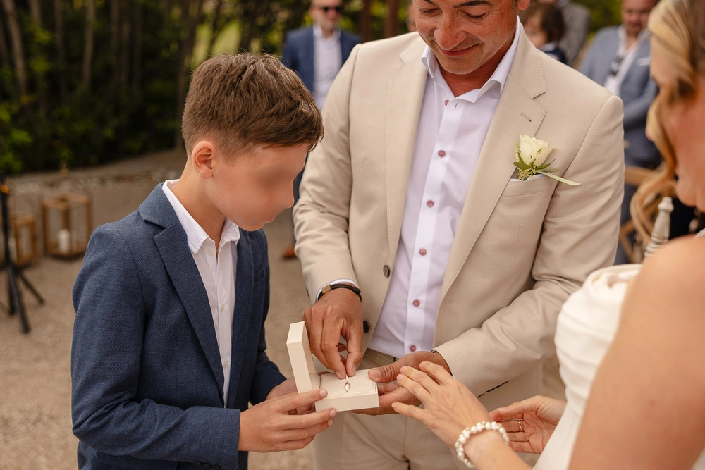 Kind bringt Ringe im Kästchen